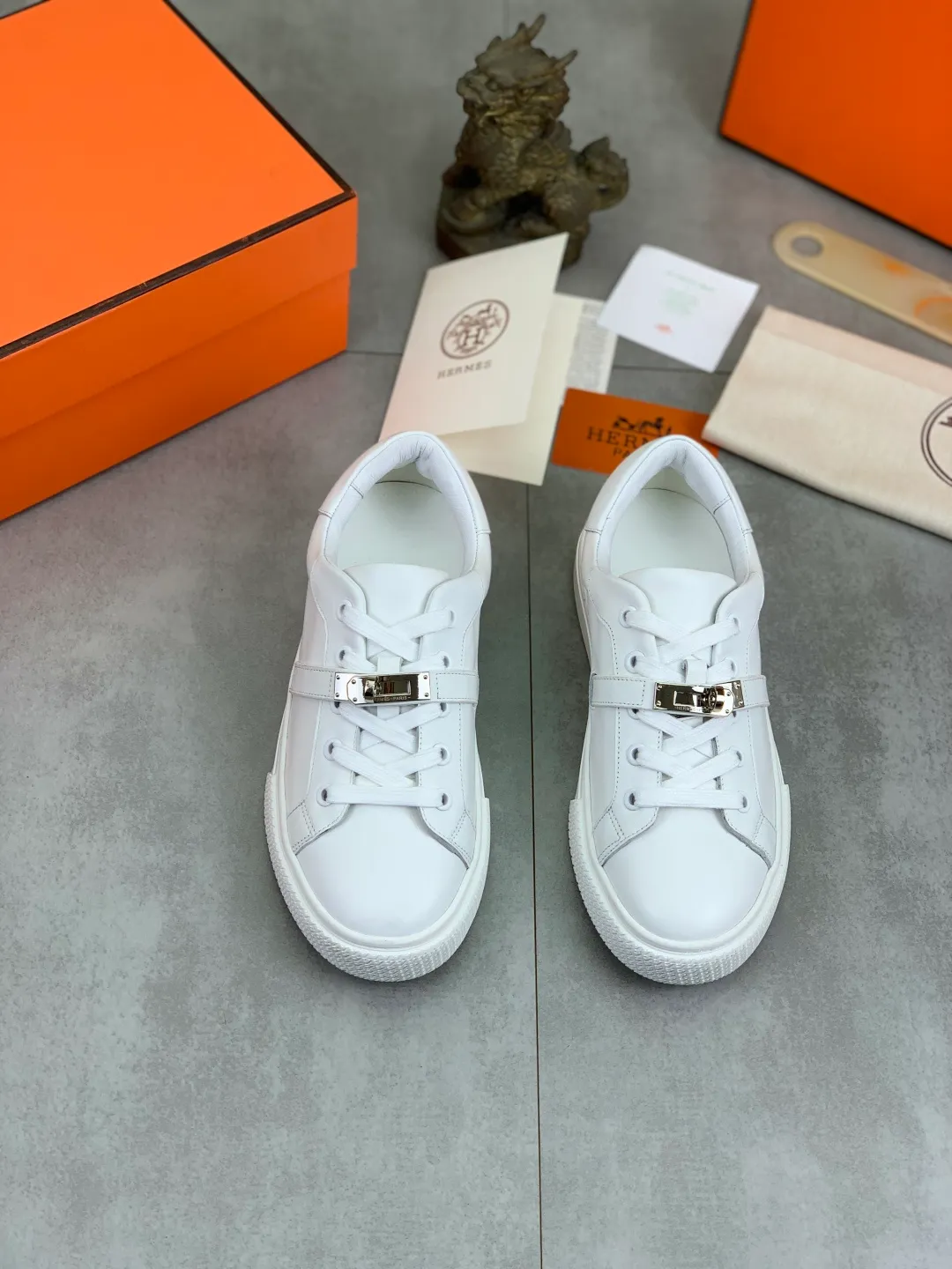 Men's men's shoes 💰P640 New Hermes top version Hermès classic couple style #𝐊𝐞𝐥𝐥𝐲 buckle casual white shoes skateboard shoes that will not conflict with shoes at all. Full of unknowns, Hermès rarely produces flat casual shoes and they are paired with classic palladium-plated Kelly shoe buckles! You'll fall in love with it at first sight. It's super versatile and can be worn with any skirt or pants. 🉑️Close your eyes and wear it. It's super noble. Fabric: Specific cowhide/canvas material. Lining: Sheepskin lining. Outsole: Original molded TPU outsole. Size: 35-45.